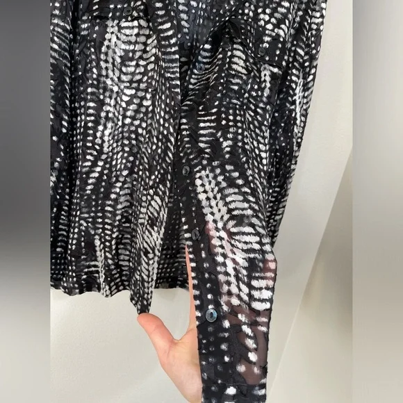 Chico's Black White Silk Lightweight Burnout Art-to-Wear Shirt Тор Button Down 1 - Picture 6 of 11